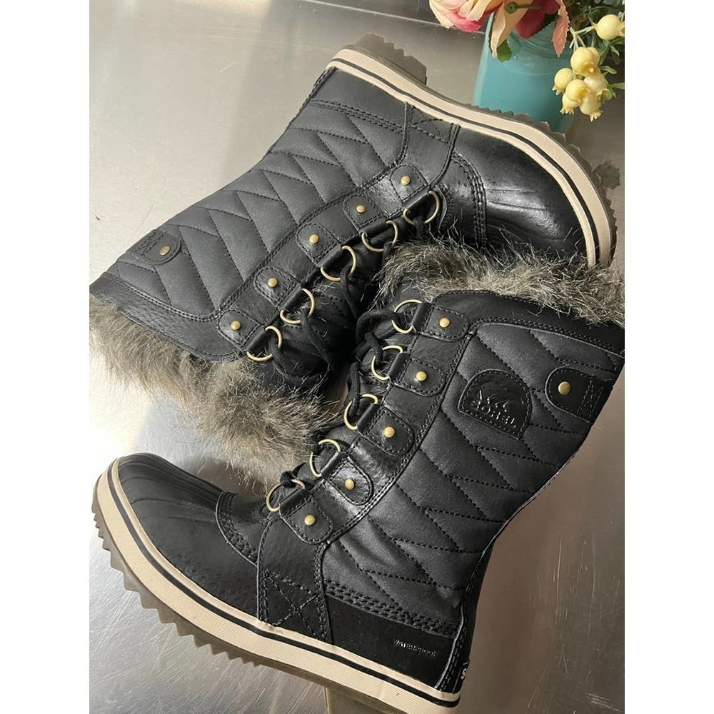 Sorel black quilted lace up lined round toe winter snow boots